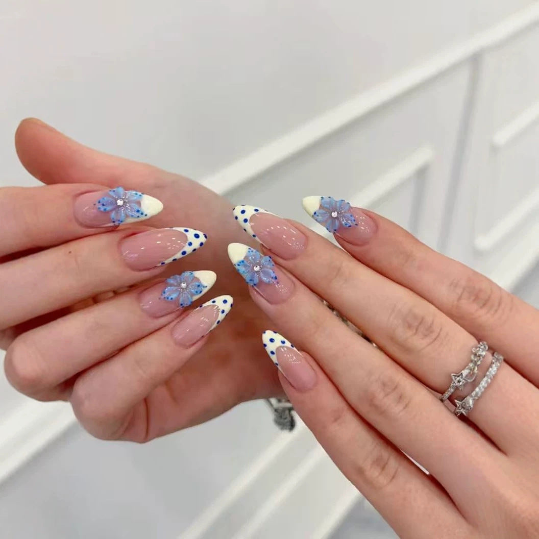 Künstlerisches Press-On-Nagelset mit floralem und Punktedesign Karnz