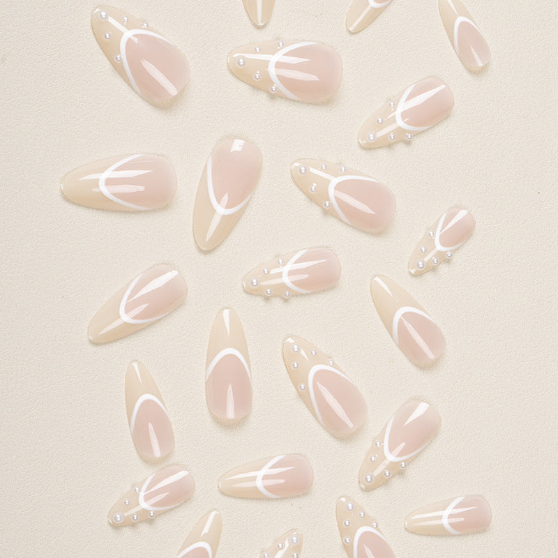 Elegantes mit Perlen verziertes Press-On-Nageldesign
