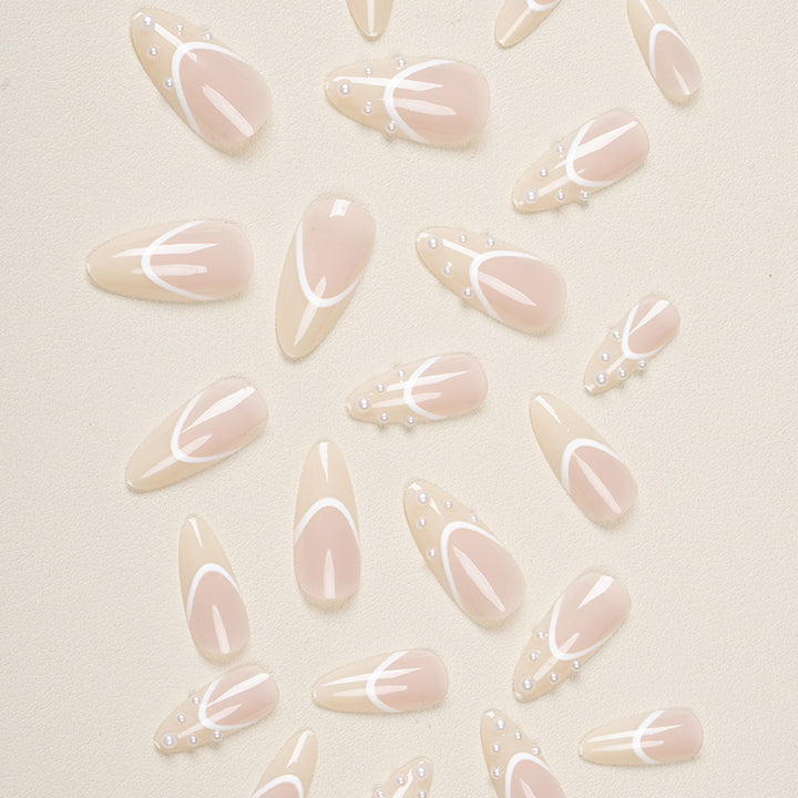Elegantes mit Perlen verziertes Press-On-Nageldesign