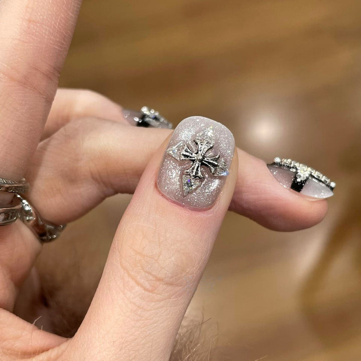 Glamouröse Kunstnägel mit Strass- und Glitzermotiven Karnz