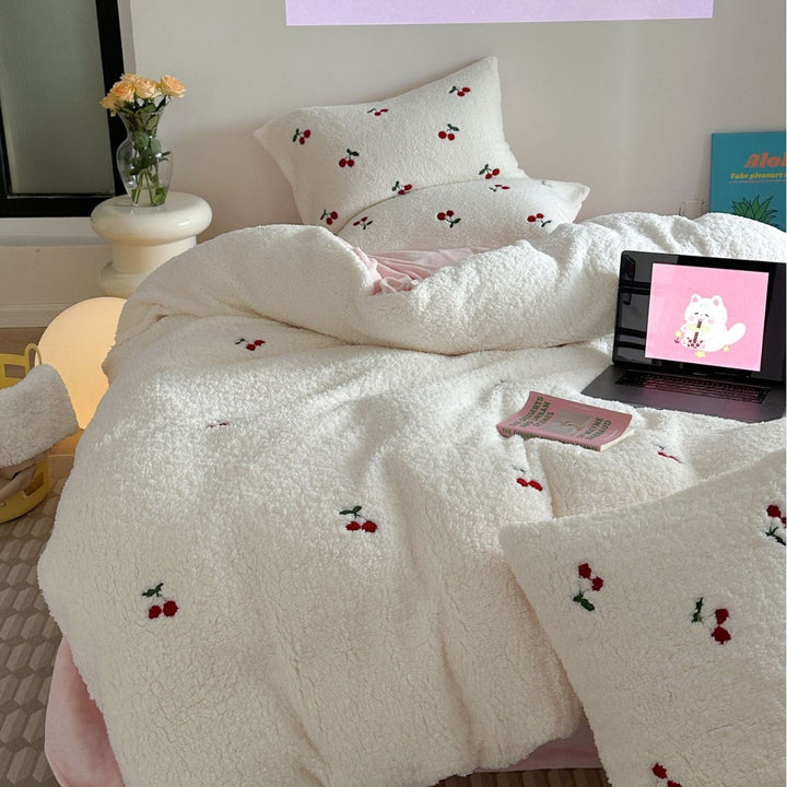 Kuschelige Sherpa-Bettdecke mit gestickten Teddy- und Kuchen-Motiven