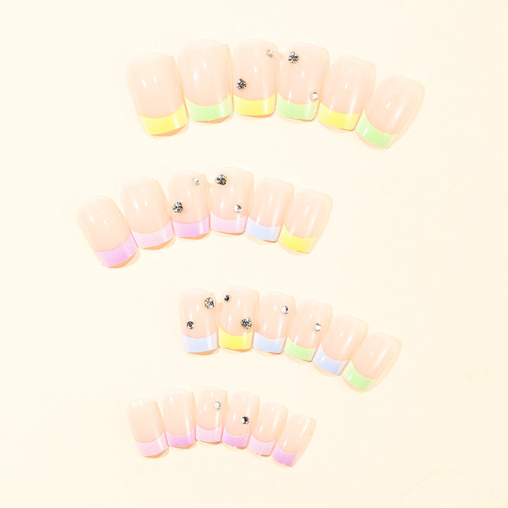 Elegante Pastell-Gradient-Nagelverlängerungen mit Strass-Akzenten Karnz