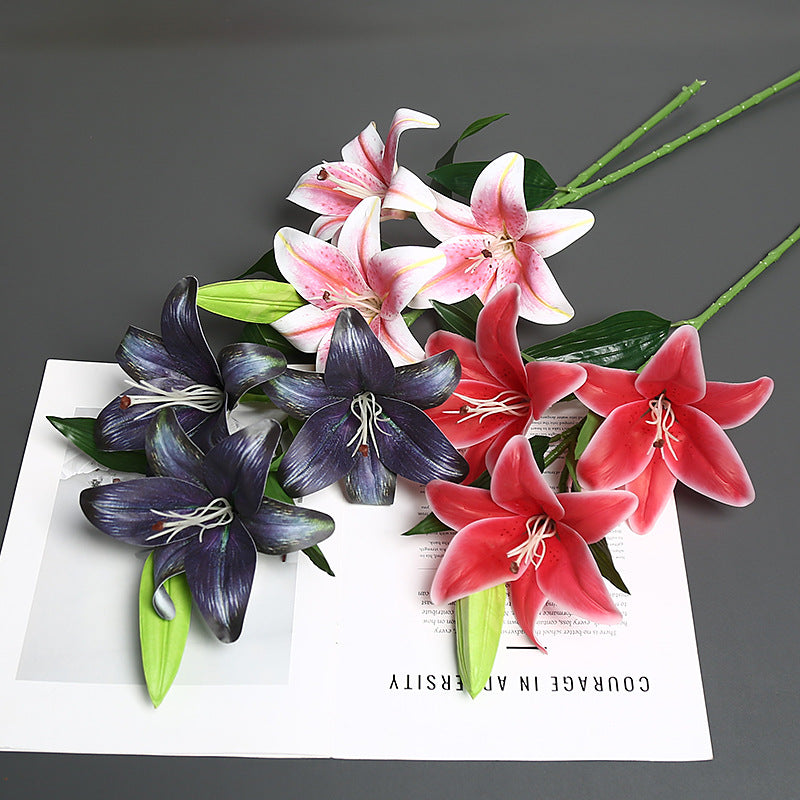 Lebensechter künstlicher Lilienstrauß