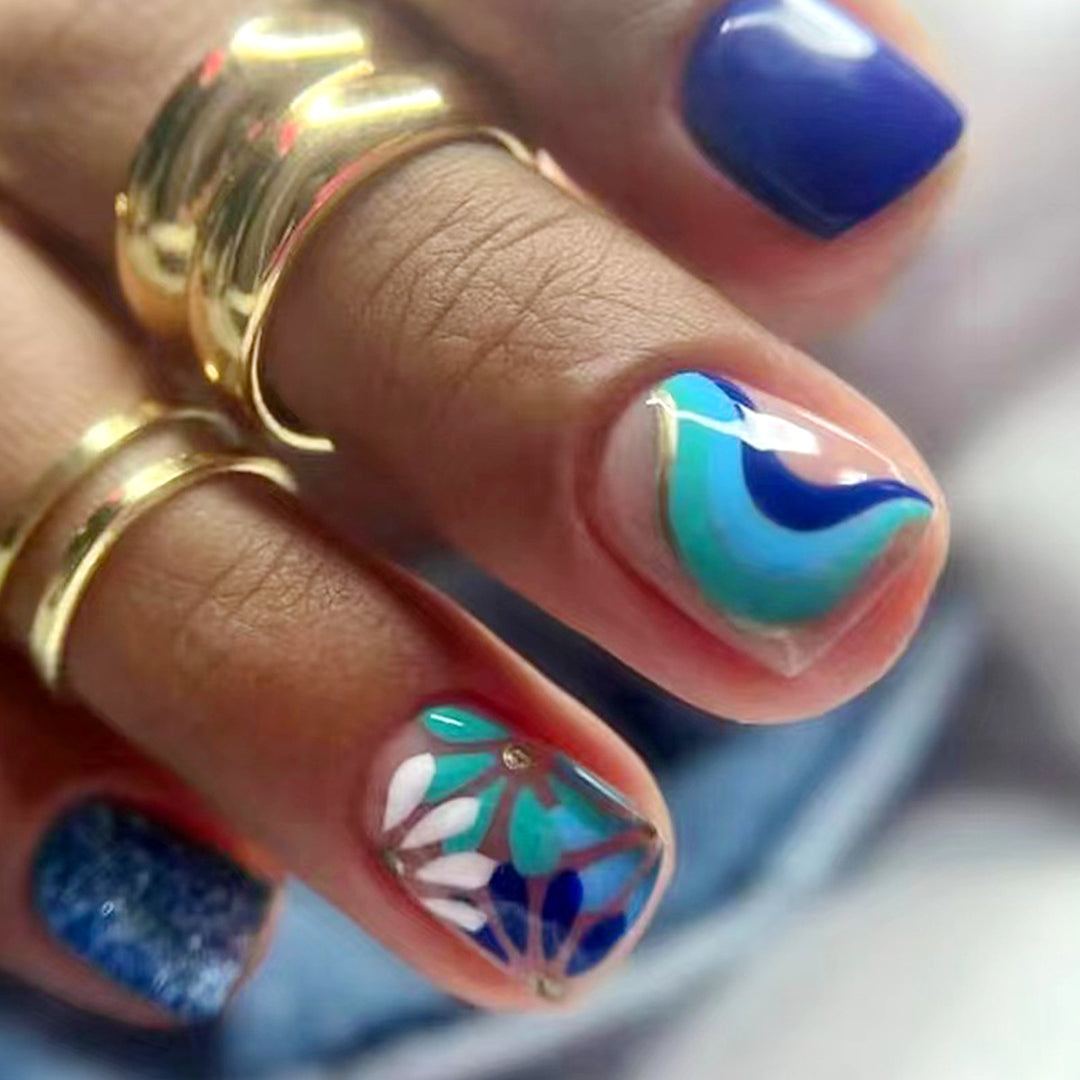 Kunstvolle Nageldesign mit floralen und geometrischen Mustern Karnz