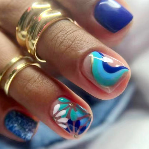 Kunstvolle Nageldesign mit floralen und geometrischen Mustern Karnz