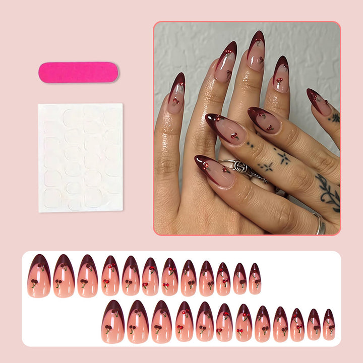 Kunstnagelset mit eleganten Spitzen und glamourösen Nagelakzenten Karnz