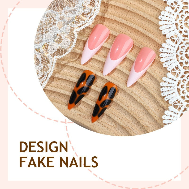Kreatives Kunstnagelset mit bunten Motiven und unterschiedlichen Formen Karnz