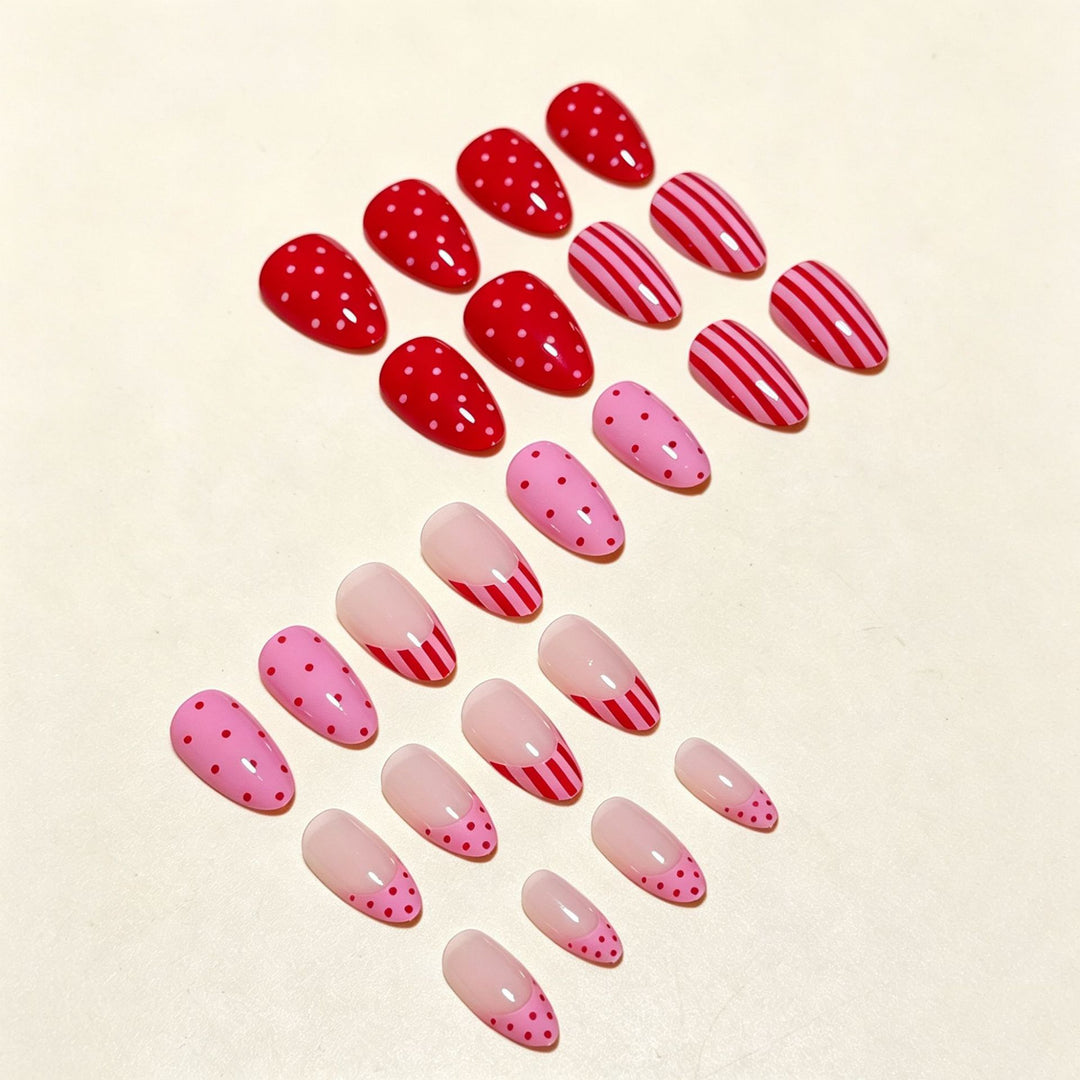Künstlerisches Nageldesign mit Herz und Streifen Karnz