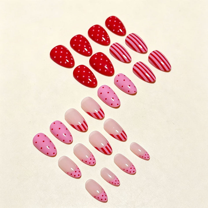Künstlerisches Nageldesign mit Herz und Streifen Karnz