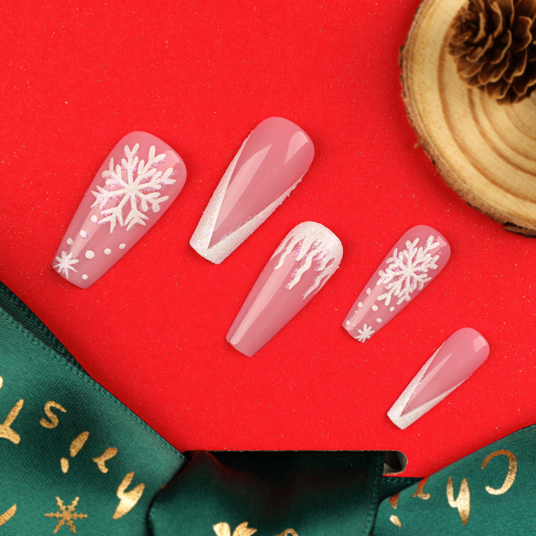 Kunstvolle Stiletto-Nägel mit Schneeflocken-Motiv Karnz