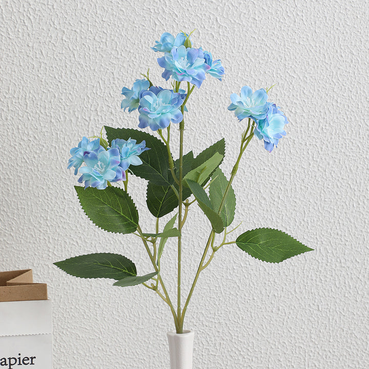 Kunstblumenarrangement mit zarten weißen Blüten Karnz