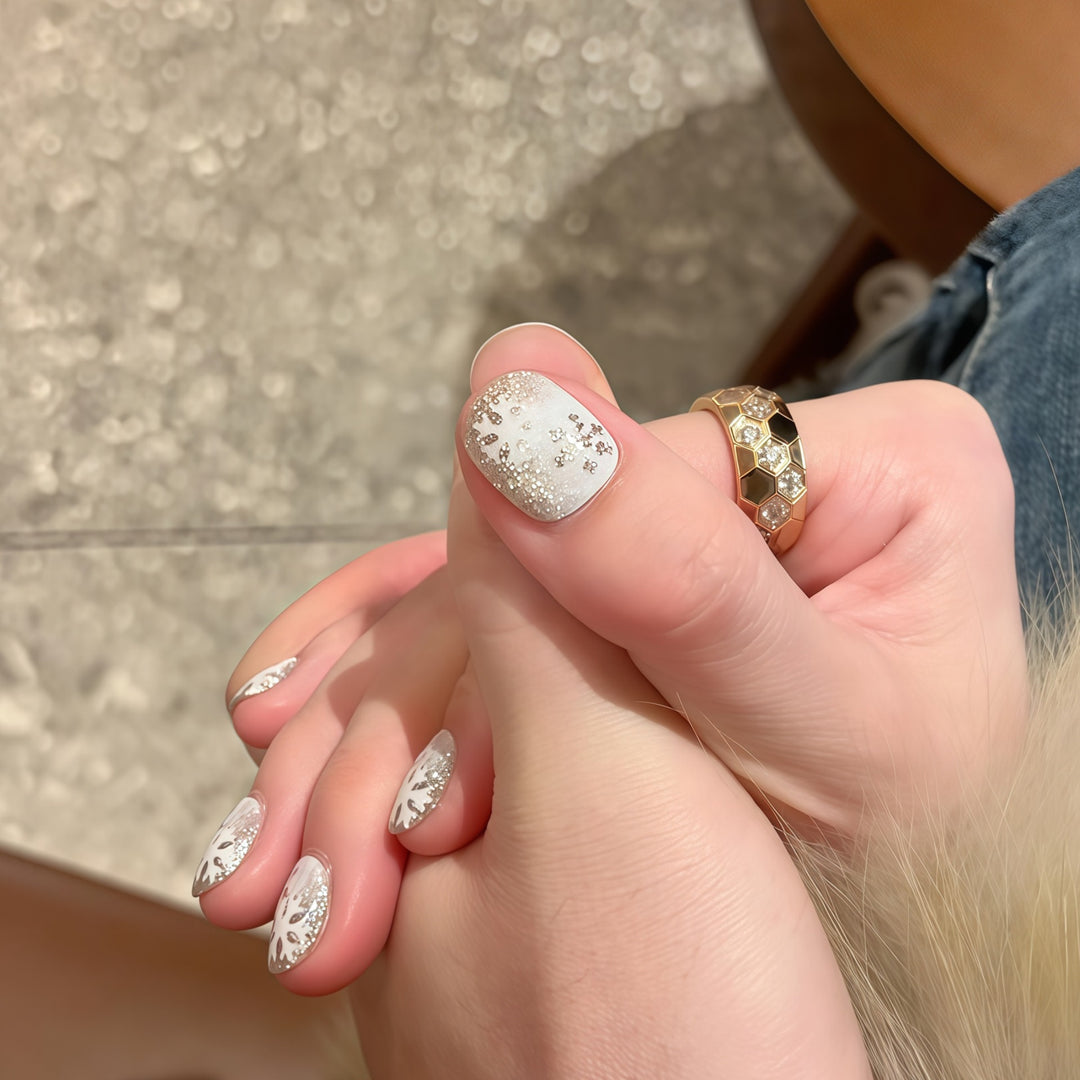 Kunstnägel mit Winterlichem Schneeflocken-Design Karnz