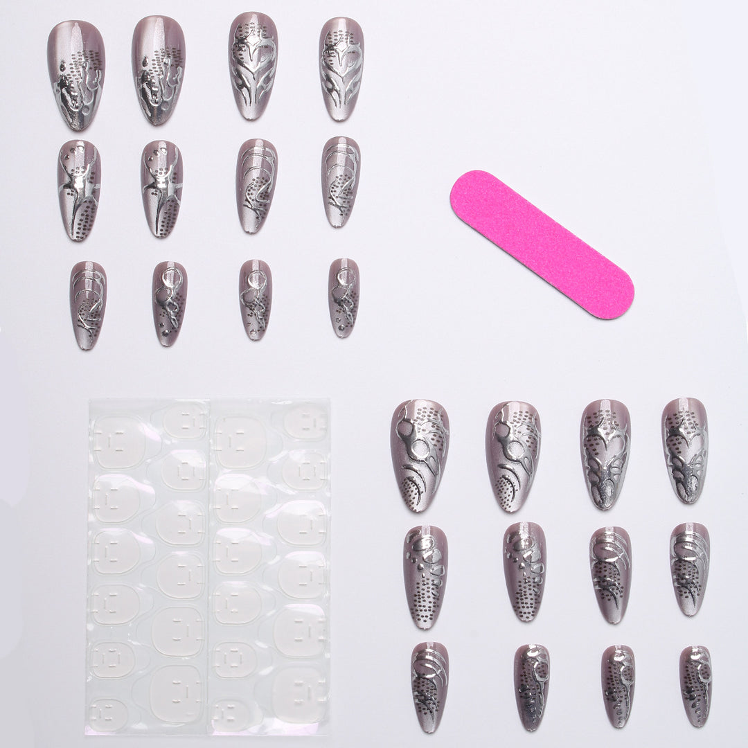Kunstvolle Nagelspitzen mit Modernem Design Karnz