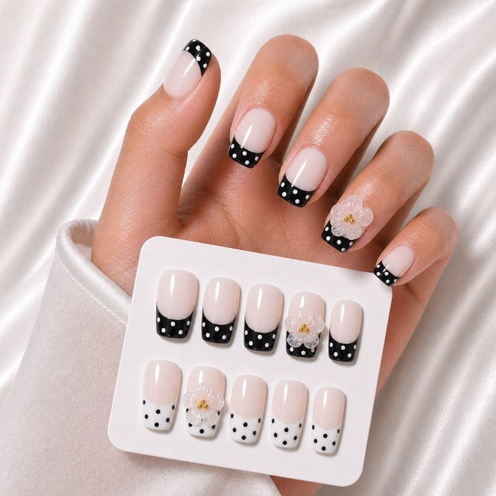 Elegante florale Designer-Nagelverzierungen Karnz