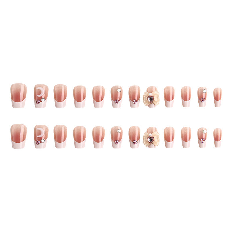 Kunstnagelset mit eleganten Blütenverzierungen und Glitzerakzenten Karnz
