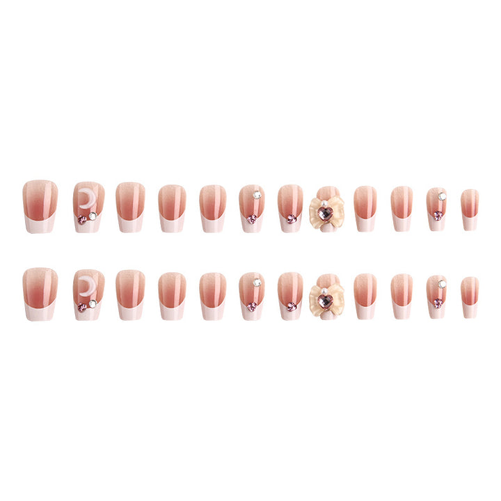 Kunstnagelset mit eleganten Blütenverzierungen und Glitzerakzenten Karnz