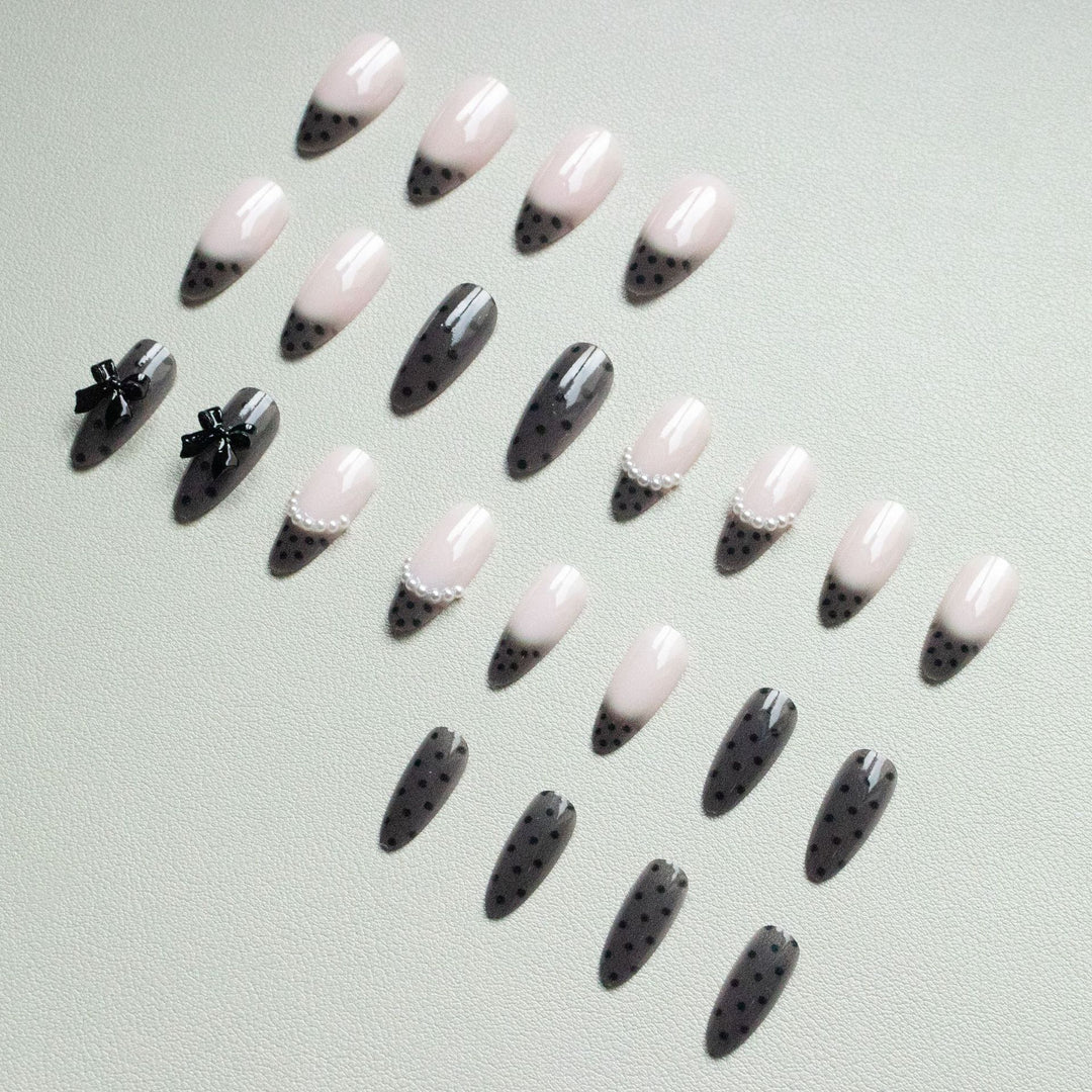 Elegantes Nagelkunst-Set mit Schleifenverzierungen