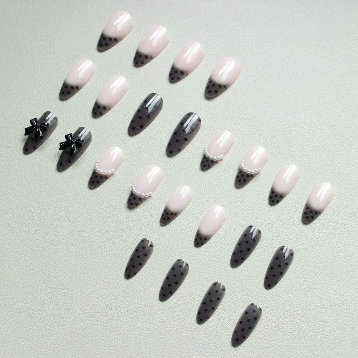 Elegantes Nagelkunst-Set mit Schleifenverzierungen