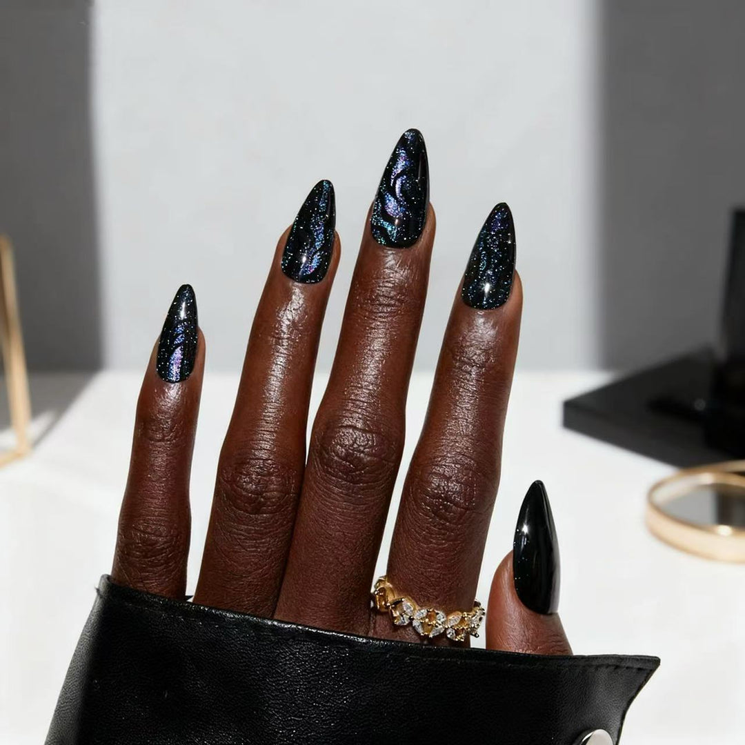 Kunstvolle Stiletto-Nägel mit schimmernden Effekten Karnz