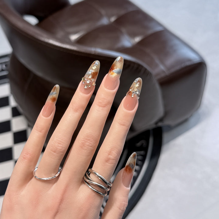 Dekorative Stiletto Press-On-Nagelset mit Blumenmustern Karnz