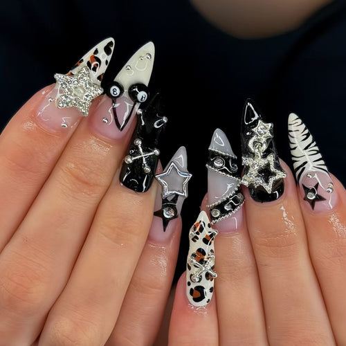 Dekorative Press-On Nagelkunst Tipps mit einzigartigen Akzenten Karnz