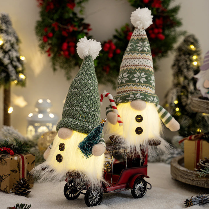 Dekorative Weihnachtsgnom mit leuchtenden Details Karnz