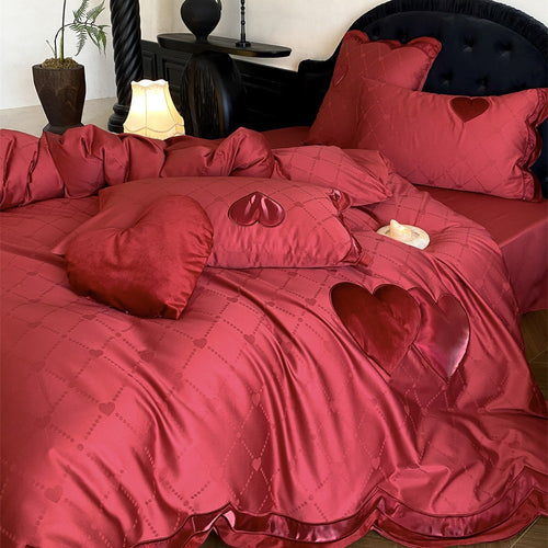 Herz-Applikation Luxus Satin Bettbezug Set mit gewelltem Rand und dekorativen Wurfkissen