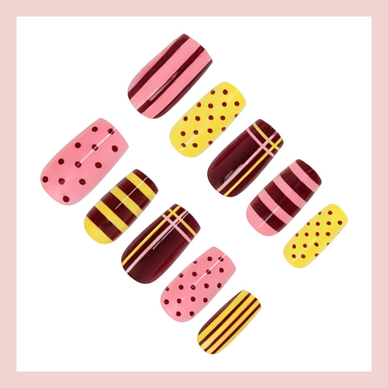 Kunstnagelset mit stilvollen geometrischen Designs Karnz