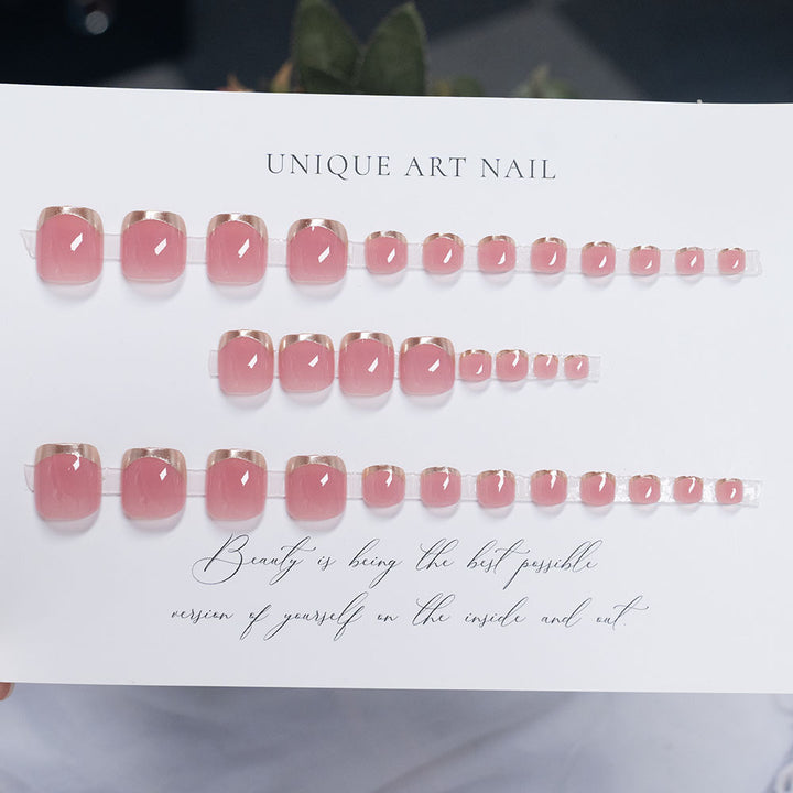 Press-On Nagelkunst mit eleganten goldenen Akzenten