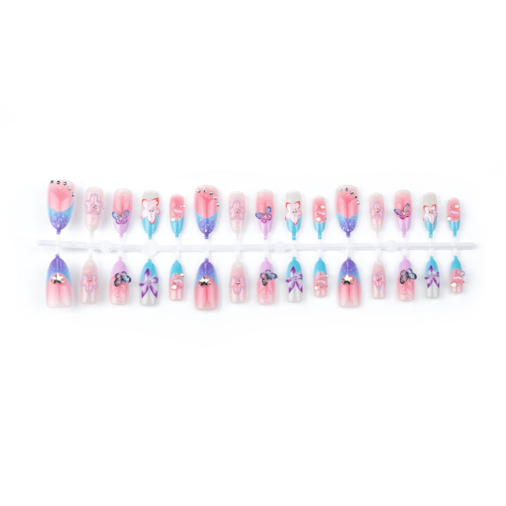 Kunstnagelset mit floralen und Schmetterlingsverzierungen Karnz