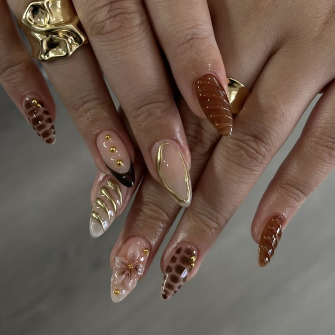 Elegante Nagelkunst im maritime Design mit Glitzer und 3D-Akzenten Karnz