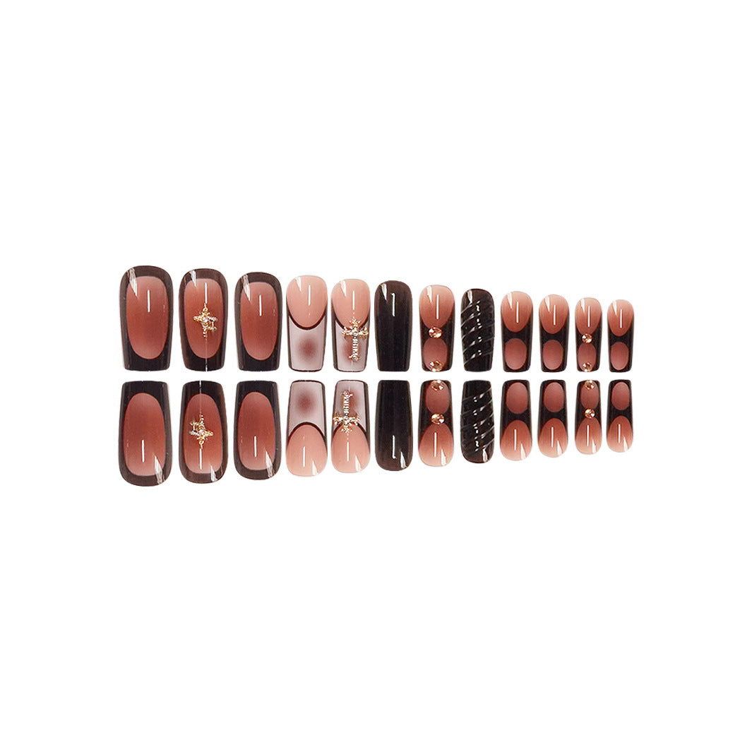 Stylische dekorative Press-On-Nagelkunst Karnz