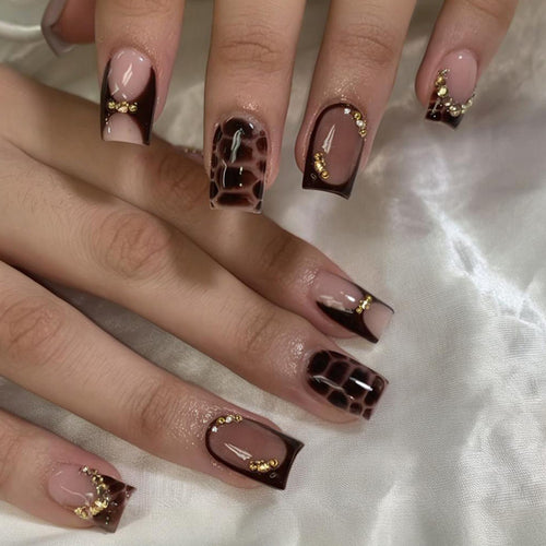 Kunstnagelset mit glamourösen Akzenten und edlem Design Karnz
