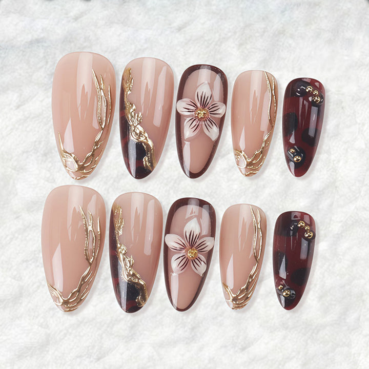 Künstlerisches Florales Nageldesign Karnz