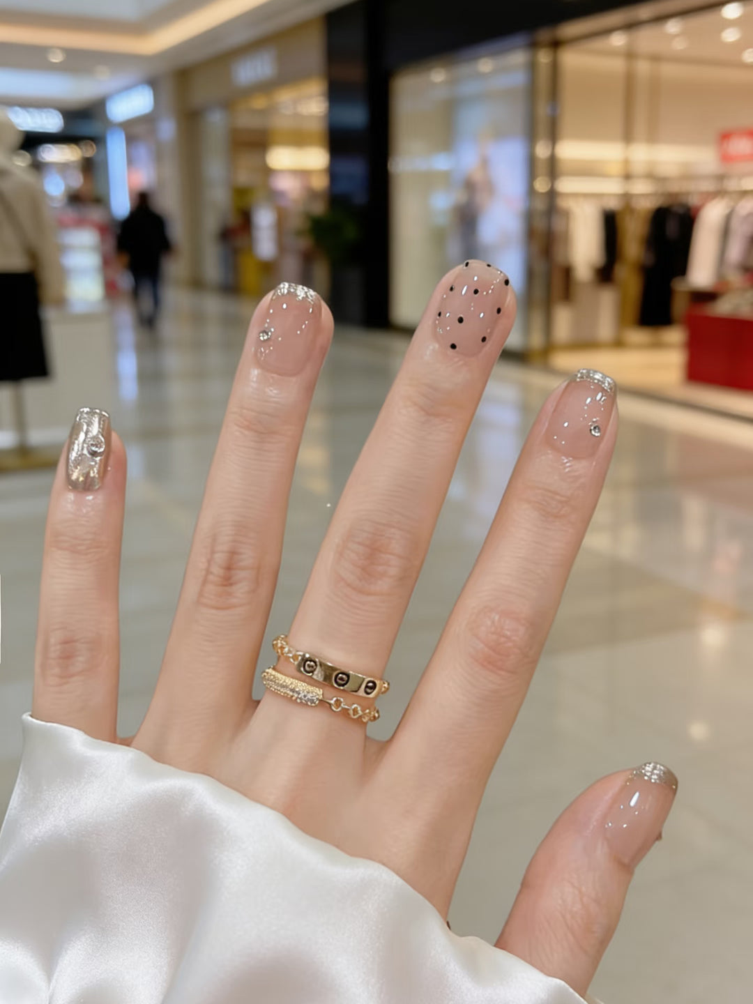 Elegantes Press-On-Nail-Art-Set mit Glitter und schicken Mustern