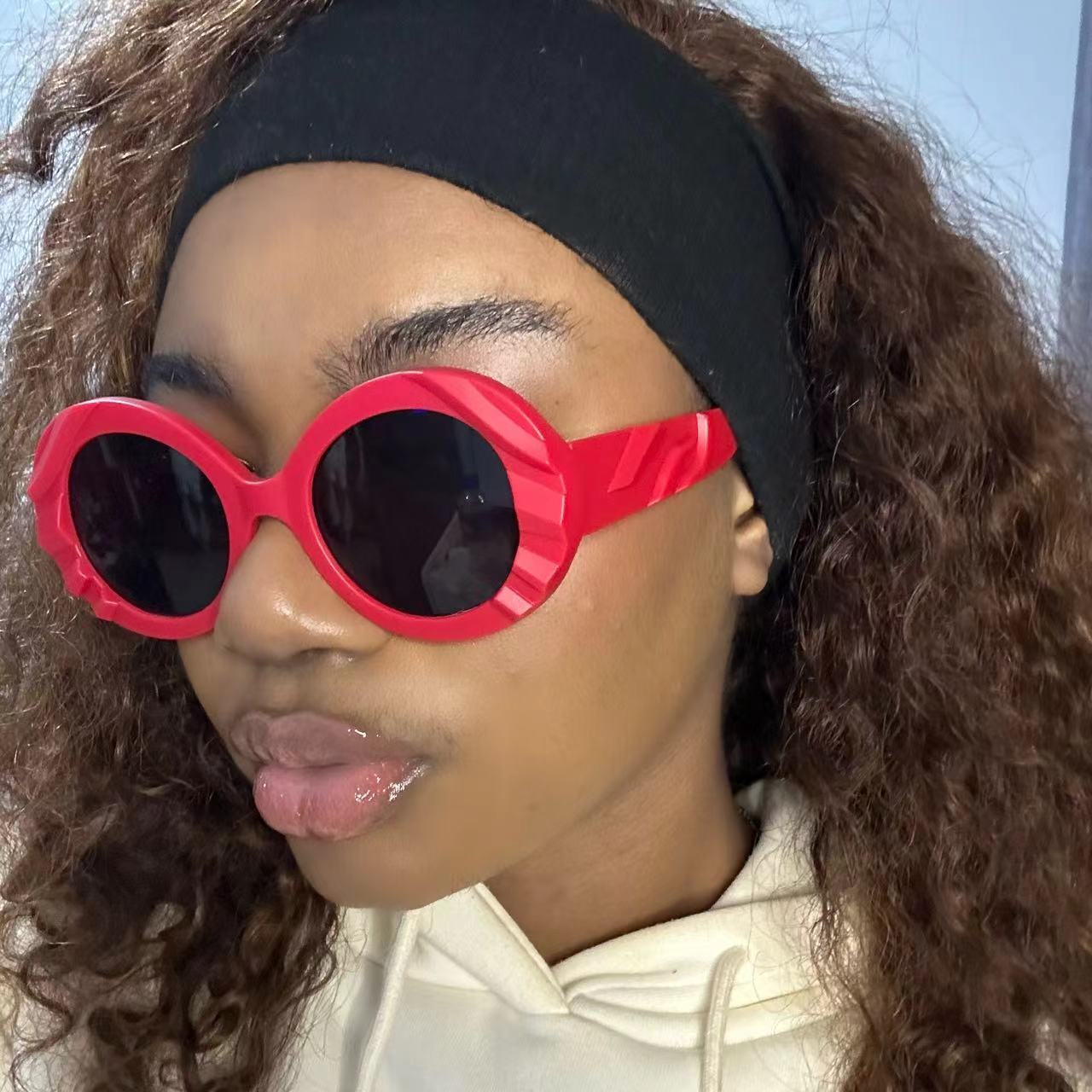Damen Sonnenbrille mit einzigartigem, strukturiertem Rahmen und schützenden Gläsern Karnz
