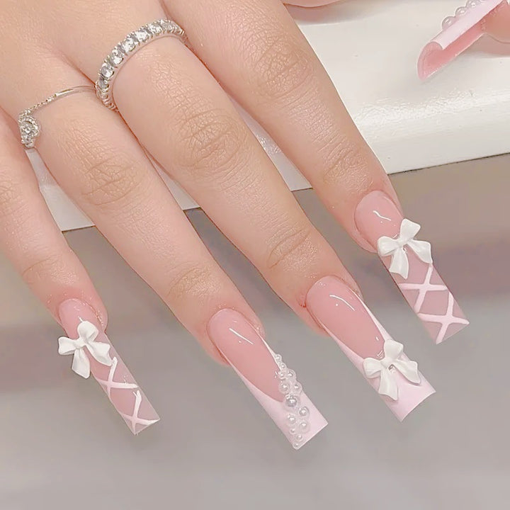 Kunstnagelset mit eleganten 3D- Schleifen und Perlenverzierungen Karnz