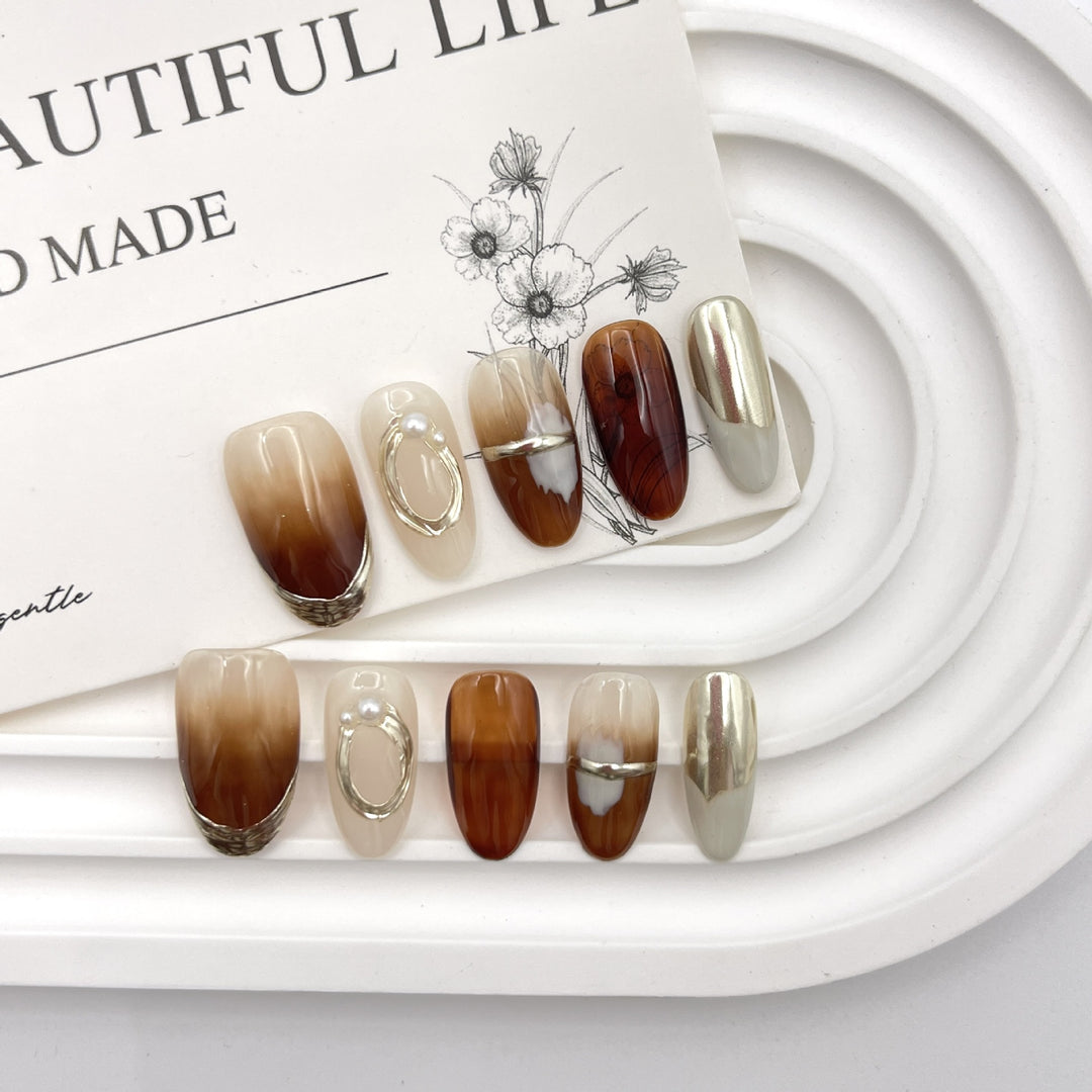 Stylisches Press-On Nail Art Set mit einzigartigen metallischen und Marmor-Designs