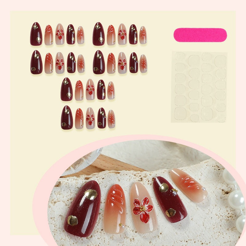 Kunstnagelset mit eleganten floralem Design und schimmernden Akzenten Karnz