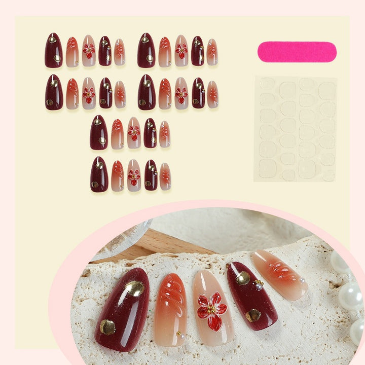 Kunstnagelset mit eleganten floralem Design und schimmernden Akzenten Karnz