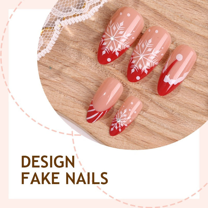 Kunstnagelset mit festlichen Wintermotiven und eleganten Akzenten Karnz