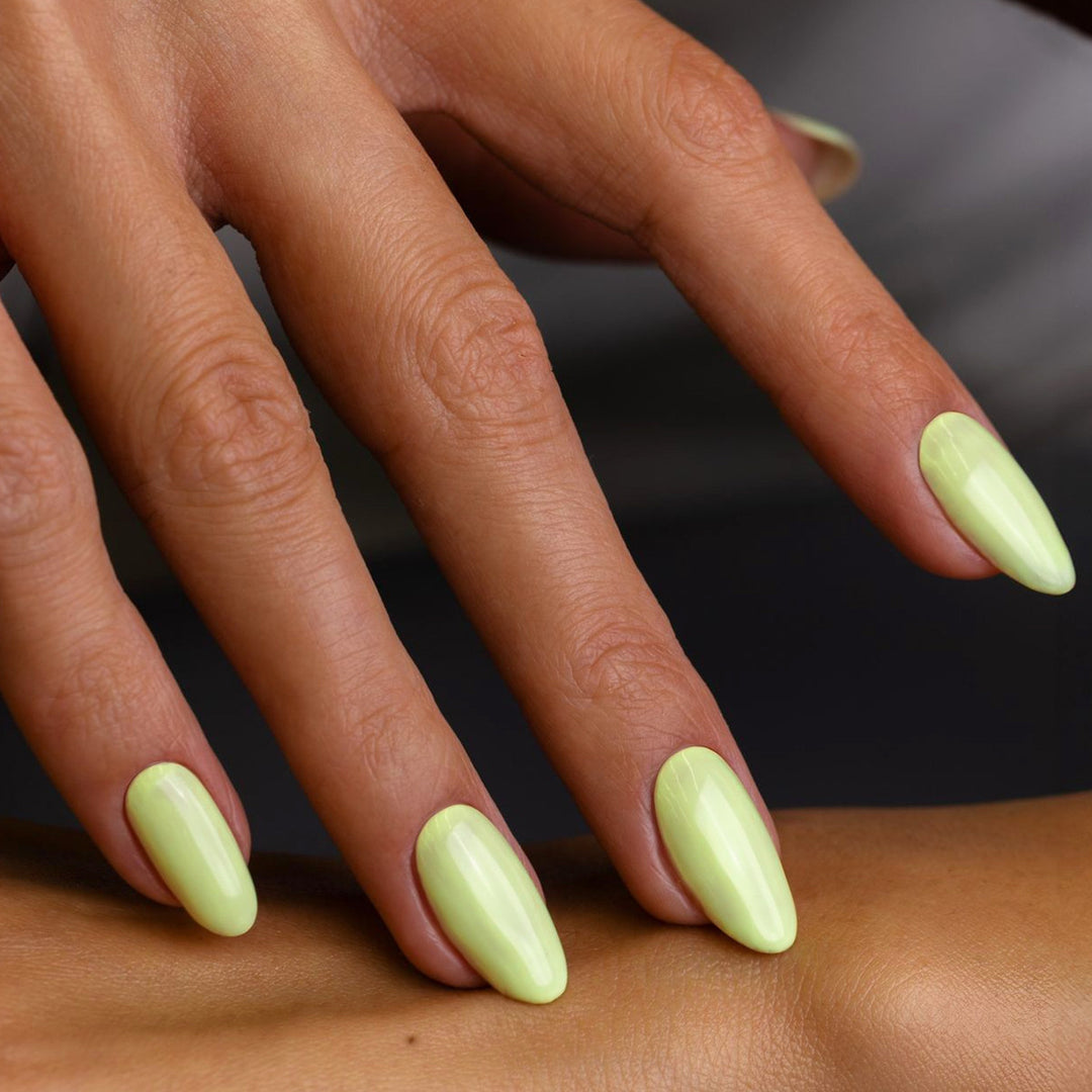 Elegante Kunstnägel mit glossy Oberfläche Karnz