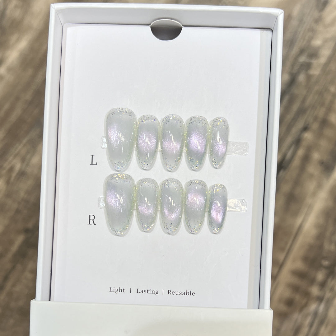 Handgemachtes Press-On-Nagelset mit irisierendem Finish Karnz