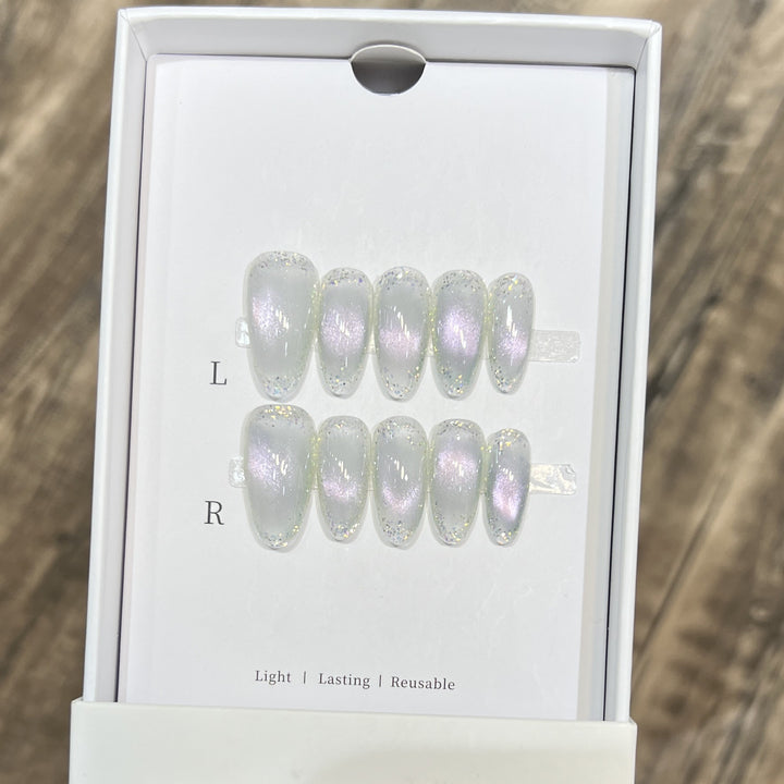 Handgemachtes Press-On-Nagelset mit irisierendem Finish Karnz