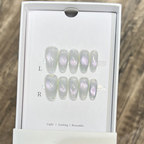 Handgemachtes Press-On-Nagelset mit irisierendem Finish Karnz