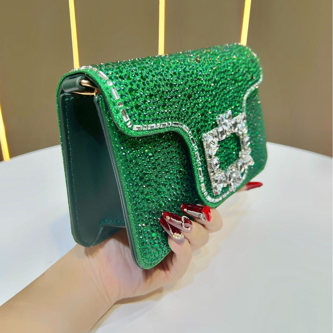Glänzende, mit Kristallen verzierte Abend-Clutch