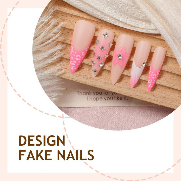 Kunstnagelset mit eleganten floralen Verzierungen und Glamourösen Akzenten Karnz
