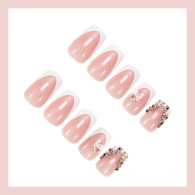 Kunstnagelset mit luxuriösen 3D-Verzierungen und eleganten French-Spitzen Karnz