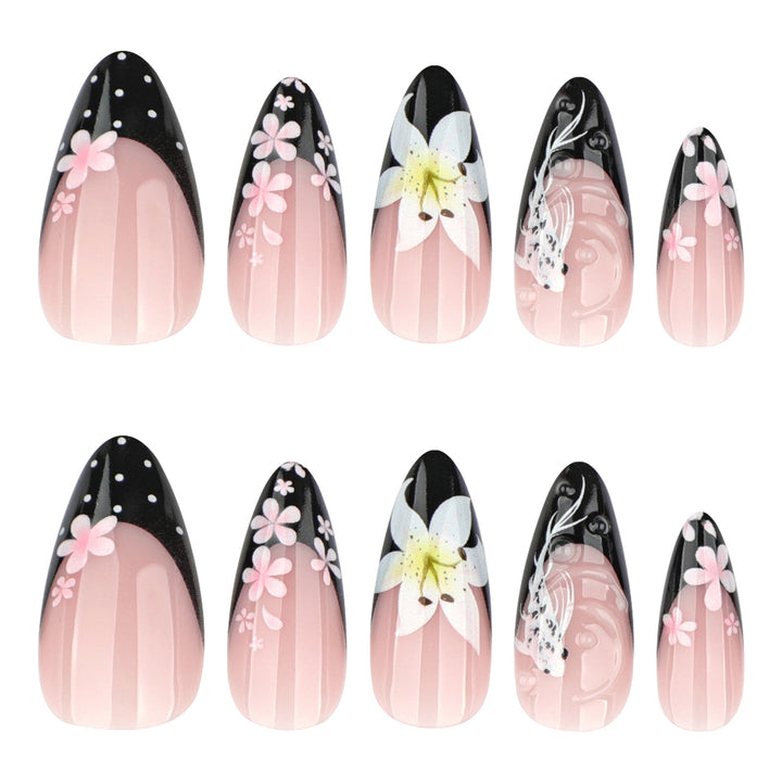 Elegante Nagelverlängerungen mit kreativen Blumen- und Schwarz-Weiß-Muster Karnz