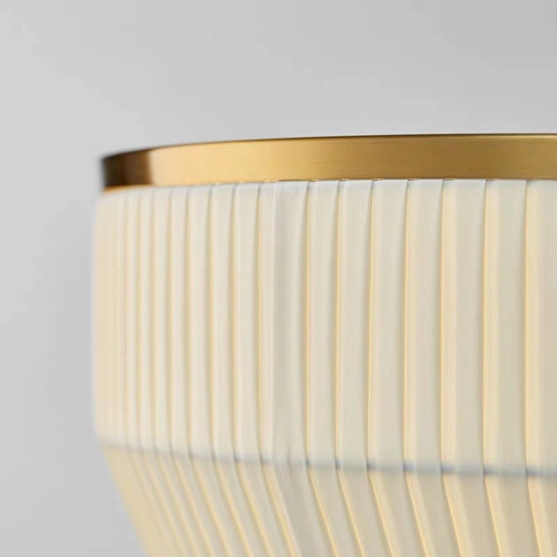 Elegante verstellbare Stehlampe mit geometrischem Fuß